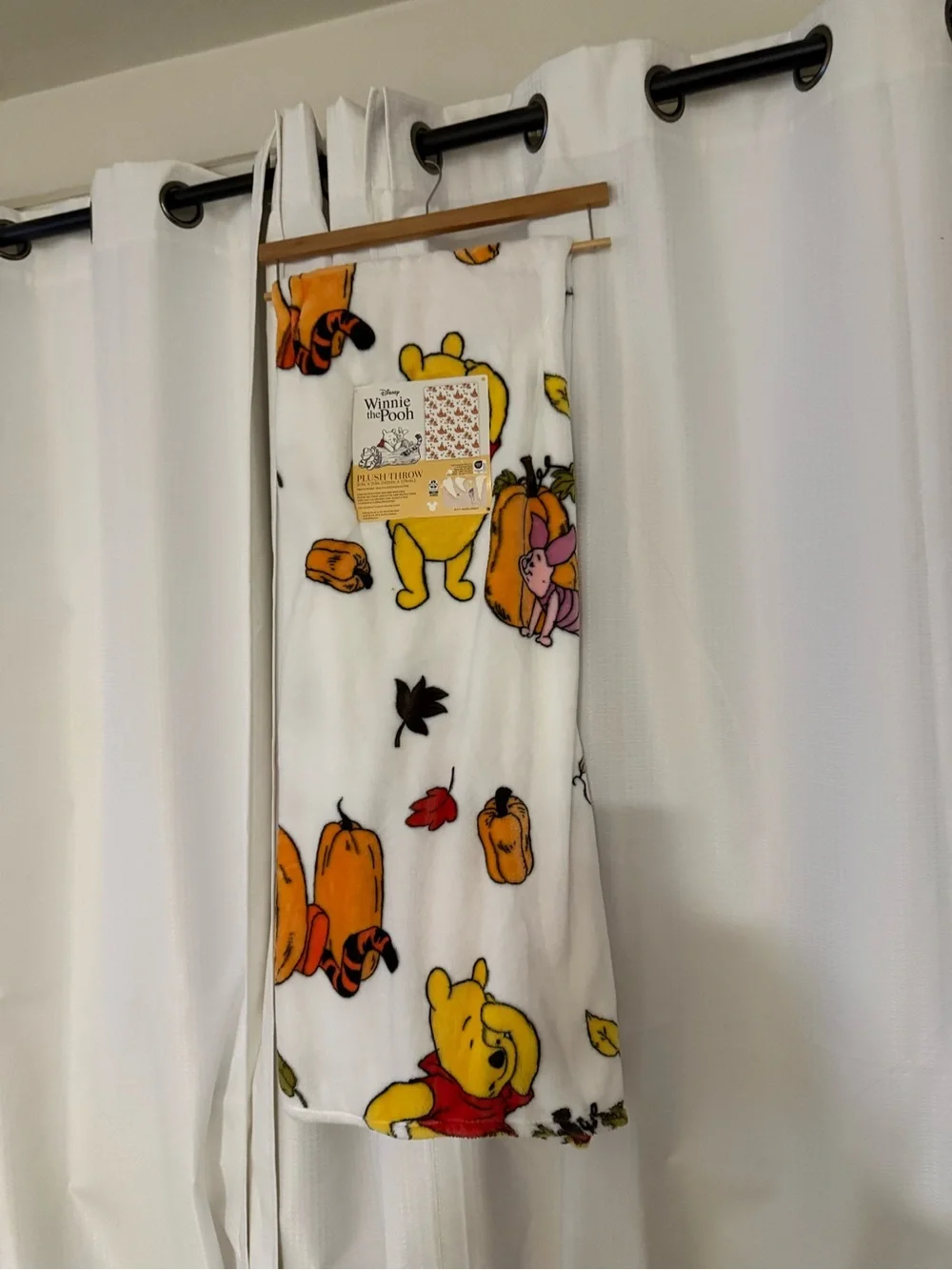 Disney Winnie the Pooh Blanket - White fall plush throw 50”x70” new